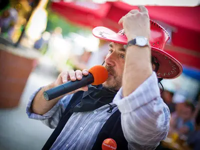 Animator zabaw z mikrofonem - Park Atrakcji Country Alaja - Organizacja Imprez, Pikników, Festynów