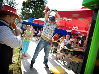 Animator zabaw z mikrofonem - Park Atrakcji Country Zagroda - Organizacja Imprez, Pikników, Festynów