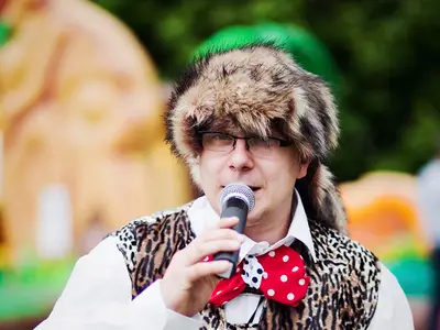 Animator zabaw z mikrofonem - Park Atrakcji Jaskiniowcy - Organizacja Imprez, Pikników, Festynów