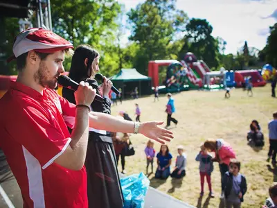 Animator zabaw z mikrofonem - Park Atrakcji Mega Piłkarski - Organizacja Imprez, Pikników, Festynów