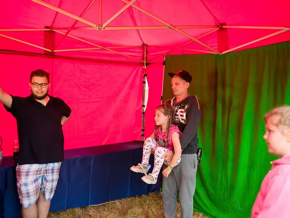 Fotobudka z tłem klienta - zdjęcie 4 - Organizacja Imprez, Pikników, Festynów