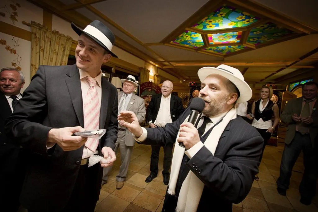 Hotelowy animator zabaw z mikrofonem - Organizacja imprez hotelowych