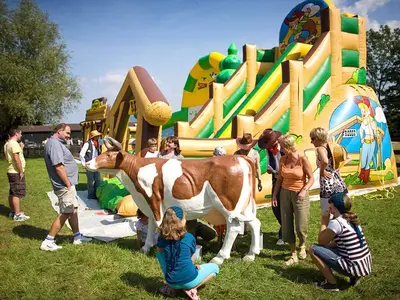 Konkurs dojenia sztucznej krowy - Park Atrakcji Country Alaja - Organizacja Imprez, Pikników, Festynów