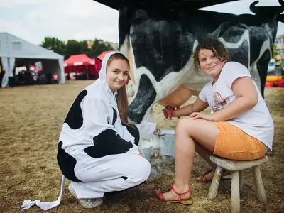 Konkurs dojenia sztucznej krowy - Park Atrakcji Ekologiczny - Organizacja Imprez, Pikników, Festynów