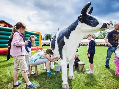Konkurs dojenia sztucznej krowy - Park Atrakcji Ekologiczny - Organizacja Imprez, Pikników, Festynów