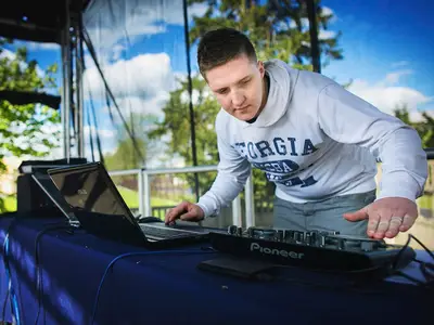 Podkład muzyczny Dj’a - Profesjonalna organizacja imprez - zdjęcie 3