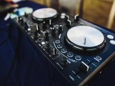 Podkład muzyczny Dj’a - Profesjonalna organizacja imprez - zdjęcie 4