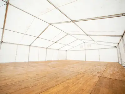 Podłoga sosnowa - Profesjonalna organizacja imprez - zdjęcie 2