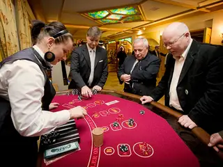 Stół do zabawy w Kości z obsługą krupiera - Organizacja Imprez, Pikników, Festynów