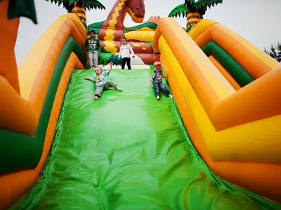 Zjeżdżalnia Jaskiniowcy - Park Atrakcji Jaskiniowcy - Organizacja Imprez, Pikników, Festynów