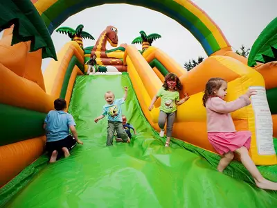 Zjeżdżalnia Jaskiniowcy - Park Atrakcji Jaskiniowcy - Organizacja Imprez, Pikników, Festynów