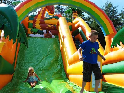 Zjeżdżalnia Jaskiniowcy - Park Atrakcji Jaskiniowcy - Organizacja Imprez, Pikników, Festynów